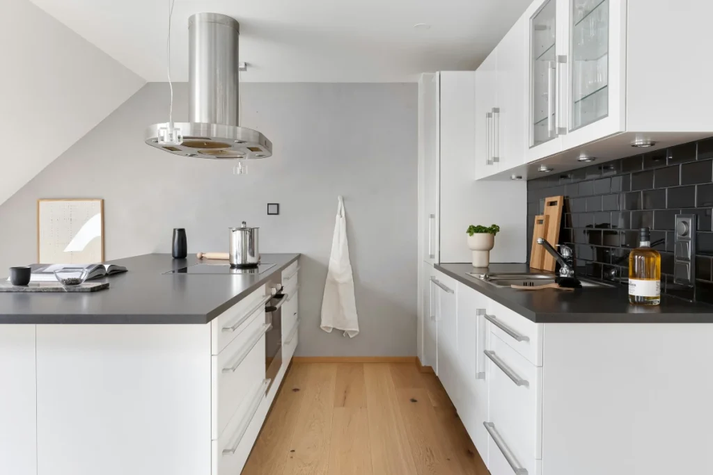 Wyremontowana kuchnia w mieszkaniu z panelami podłogowymi.