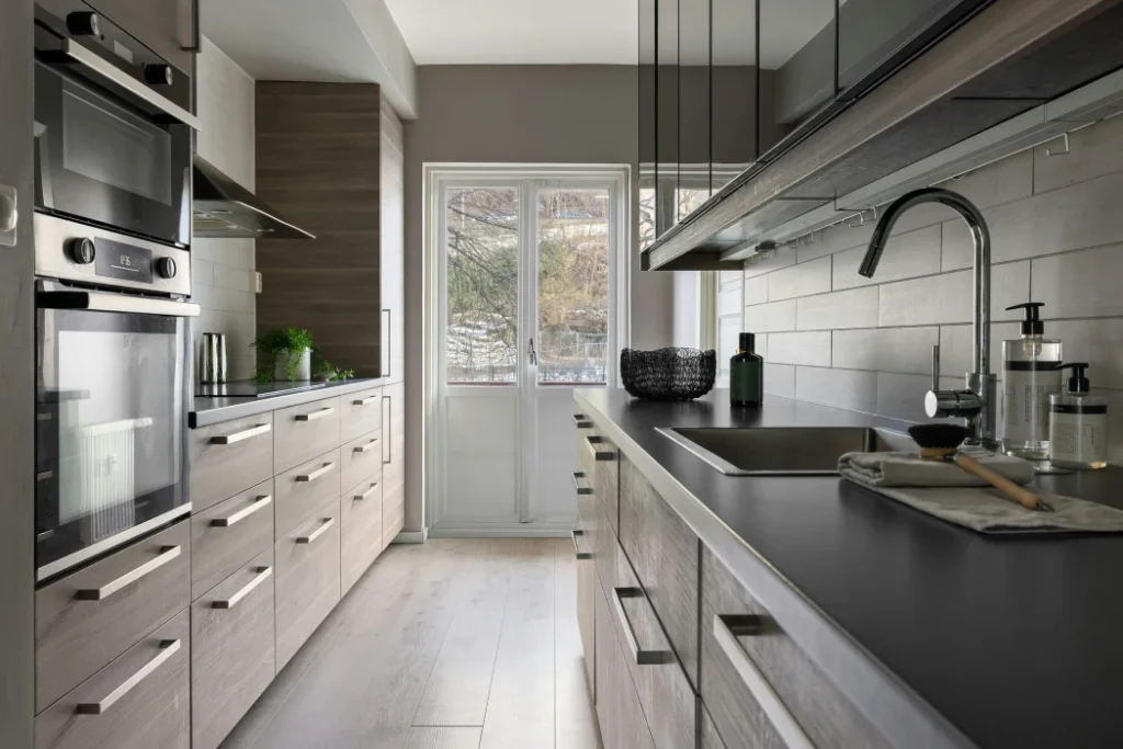 Wyremontowana kuchnia z płytkami ułożonymi na ścianie.